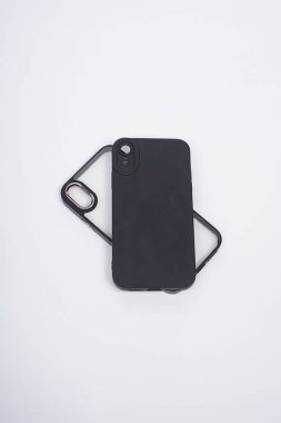 Siyah çanta ve beyaz arka planda izole edilmiş iPhone için şeffaf çanta. Yüksek çözünürlüklü fotoğraf.