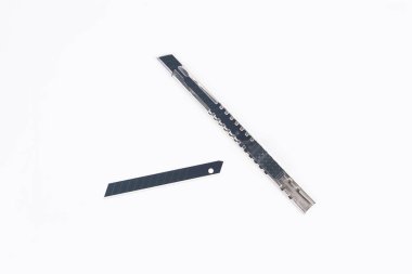 Beyaz arka planda dolgu kesicisi olan küçük bir kesici. Yüksek çözünürlüklü fotoğraf.