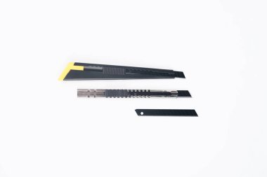 Beyaz arka planda sarı ve siyah saplı küçük bir kesici. Yüksek çözünürlüklü fotoğraf.