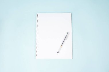 Mavi arka planda kalem, masada spiral defter