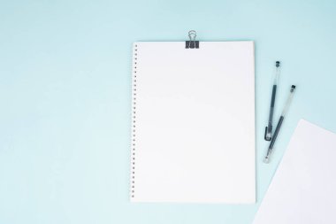 Mavi arka planda kalem, masada spiral defter