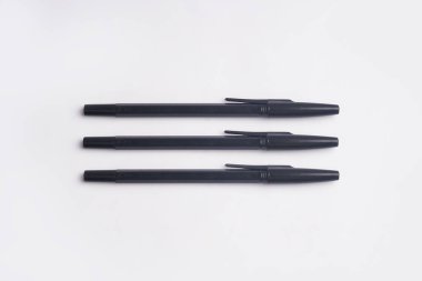 Beyaz arkaplanda izole edilmiş siyah kalem koleksiyonu. Yüksek çözünürlüklü fotoğraf.       