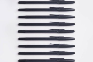 Beyaz arkaplanda izole edilmiş siyah kalem koleksiyonu. Yüksek çözünürlüklü fotoğraf.       