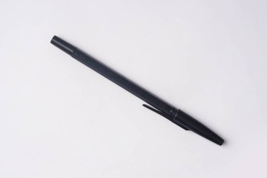 Siyah kalem beyaz arka planda izole edilmiş. Yüksek çözünürlüklü fotoğraf.