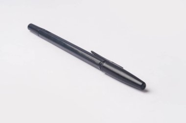 Siyah kalem beyaz arka planda izole edilmiş. Yüksek çözünürlüklü fotoğraf.