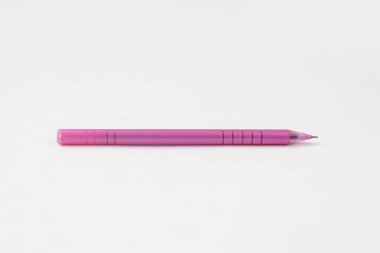 Pembe kalem beyaz arka planda izole edilmiş. Yüksek çözünürlüklü fotoğraf.