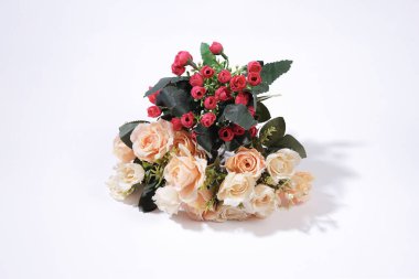 Sade Beyaz Arkaplanda Zarif Yapay Çiçek Buketi