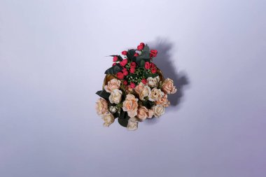 Gri bir yüzeyde Güzel Çiçek Buketi Görünümü