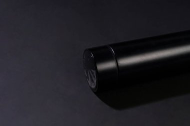 Siyah Matte Termosunun Dibine Yakın plan