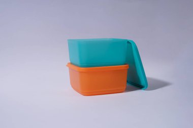 Beyaz Arkaplanda Renkli Plastik Yiyecek Kutuları