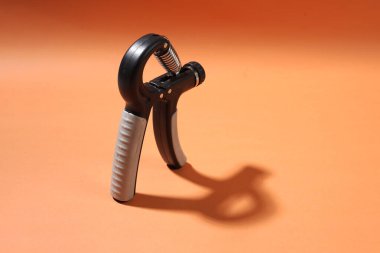 Turuncu Arkaplanda Siyah ve Gri El Tutucu