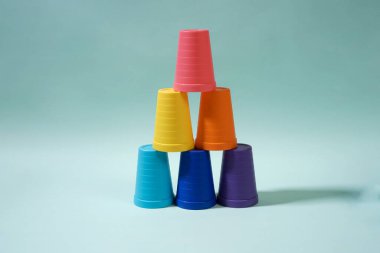 Piramit Şeklinde Renkli Doldurulmuş Kupalar