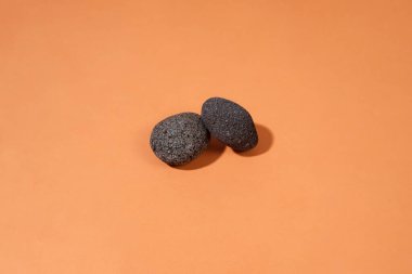 Açık Turuncu Arkaplanda İki Doğal Sünger Taşı