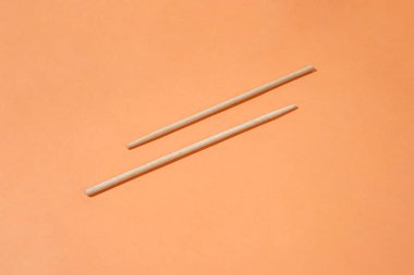 Açık Turuncu Arkaplanda Ahşap Çubuklar