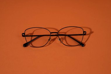 Turuncu Arkaplanda Siyah Çerçeve Gözlüklerinin Üst Görünümü