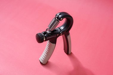 Pembe Arkaplanda Güç Eğitimi İçin El Tutucu