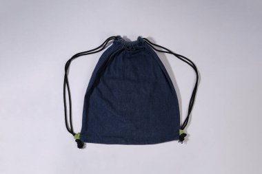 Beyaz Arkaplanda Mavi Çizgili Torba