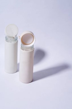 Beyaz Arkaplanda Açık Kapaklı İki Düz Taklacı Şişe