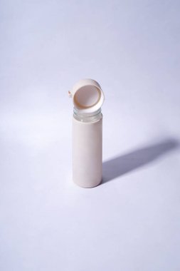 Beyaz Arkaplan Üzerine Açık Lid ile Tek Düz Taklacı Şişesi