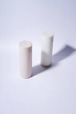Beyaz Arkaplanda İki Düz Beyaz Kozmetik Şişe