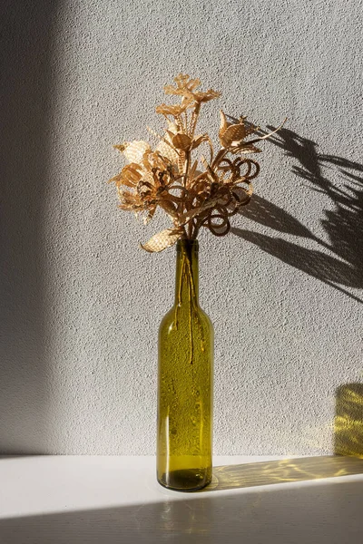 Квіти Соломи Білому Тлі Порожній Пляшці — стокове фото