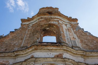 Ukrayna 'daki eski bir Katolik kilisesinin kalıntıları.