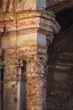 Ukrayna 'daki eski bir Katolik kilisesinin kalıntıları.