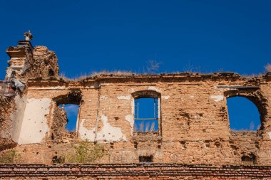 Ukrayna 'daki eski bir Katolik kilisesinin kalıntıları.