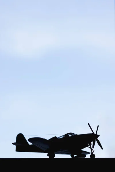 空を背景にしたスケールモデルの戦闘機のシルエット プラスチック組立キット — ストック写真