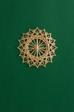 Kar taneleri yeşil arka planda samandan yapılır. Noel dekoru. Üst görünüm