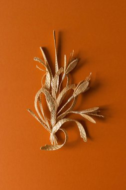 Turuncu arka planda saman süslemesi. Çiçekli dal. Dekor