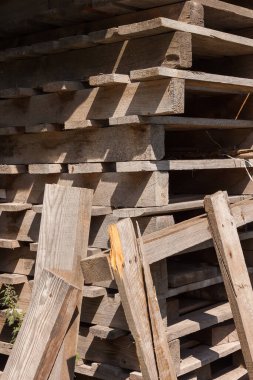 Eski ahşap paletler yığılmış. Küçük alan derinliği