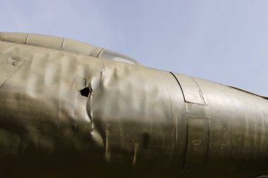 Askeri bir uçağın gövdesinde delik var.