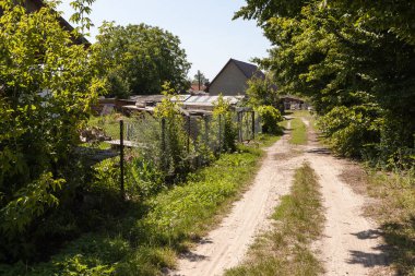 Kırsal toprak yoldan arka bahçeye. Kırsal motif