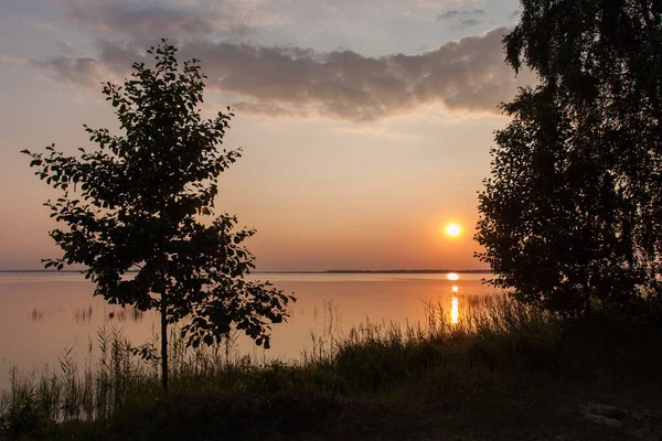 Západ Slunce Jezeře Večerní Obloha Krásnými Mraky Odráží Vodě Jezera — Stock fotografie