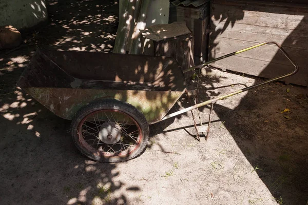 Een Oude Tuinkruiwagen Schaduw Van Bomen — Stockfoto