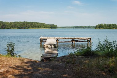 Eski ahşap iskeleli göl manzarası. Yazın göl