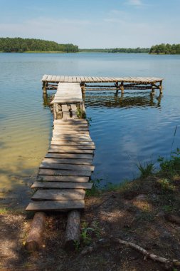 Eski ahşap iskeleli göl manzarası. Yazın göl