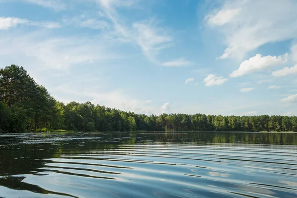 Отражение Облаков Озере Пейзаж Лесным Озером Летний Солнечный День — стоковое фото