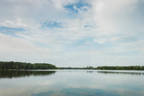 Пейзаж Лесным Озером Отражение Облаков Озере Лето — стоковое фото