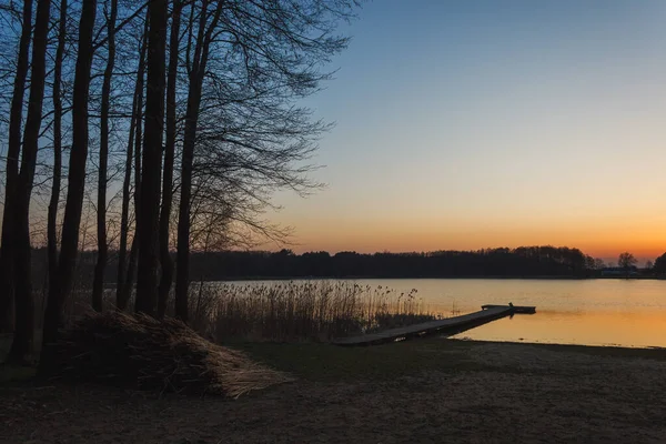Silhuetter Träd Bakgrunden Sjön Och Himlen Med Solnedgången — Stockfoto