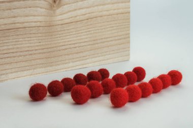 Dikiş için kırmızı yün toplar. Hafif bir arkaplanda