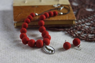 Kolyeli ve küpeli bir kolye. Keçeli yün kolye