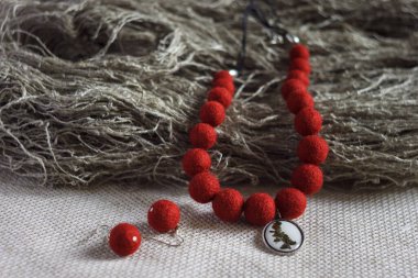 Kolyeli ve küpeli bir kolye. Keçeli yün kolye