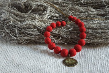 Kolyeli bir kolye. Keçeli Yün Kolye