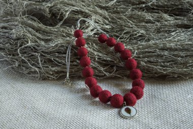 Kolyeli bir kolye. Keçeli Yün Kolye