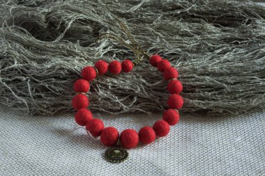 Kolyeli bir kolye. Keçeli Yün Kolye