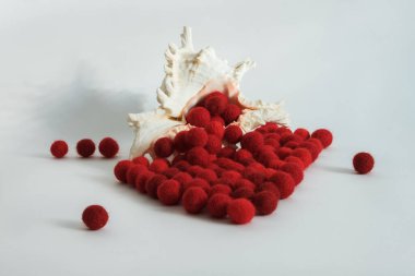 Dikiş için kırmızı yün toplar. Dikiş dikmek için arka plan yün toplarıyla. Hafif bir arkaplanda