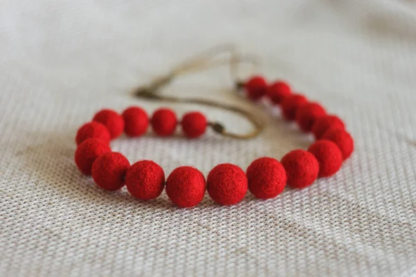 Rote Halskette Aus Filzwolle Auf Hellem Hintergrund — Stockfoto