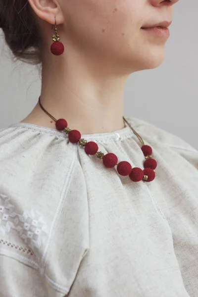 Collar Rojo Pendientes Lana Fieltro Modelo Niña —  Fotos de Stock